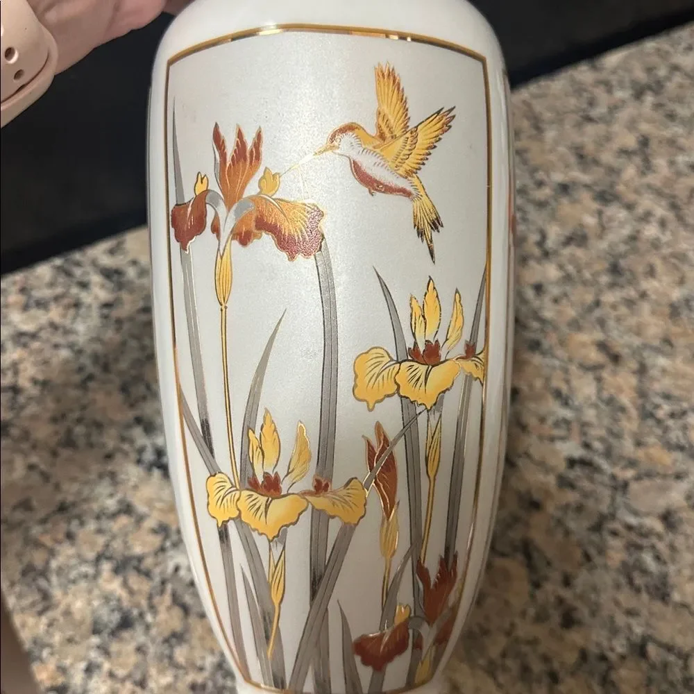 Beautiful Vintage Chokin Art 1987 White Vase in Hummingbird & Flowers Japan